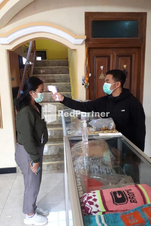 Bromo Indah Lestari Homestay Mitra Reddoorz Pasuruan Buitenkant foto