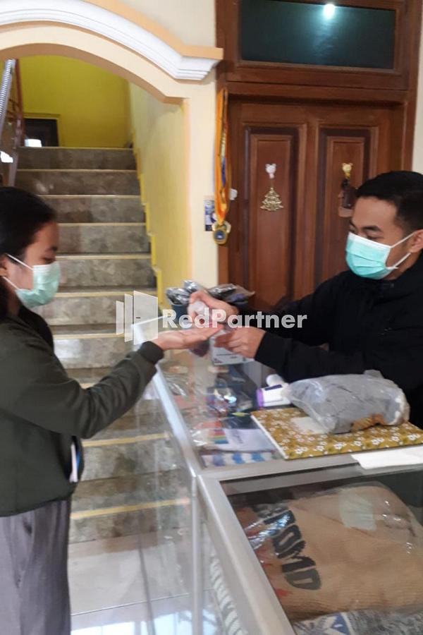 Bromo Indah Lestari Homestay Mitra Reddoorz Pasuruan Buitenkant foto